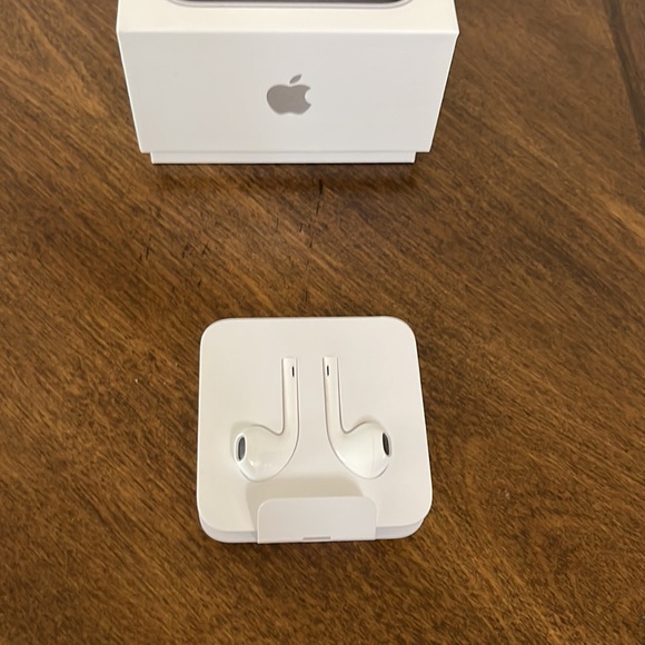 New Apple earphones for IPhone. - Picture 4 of 5